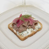 Mini Roast Beef Sandwiches with Easy Homemade Pickled Onions 